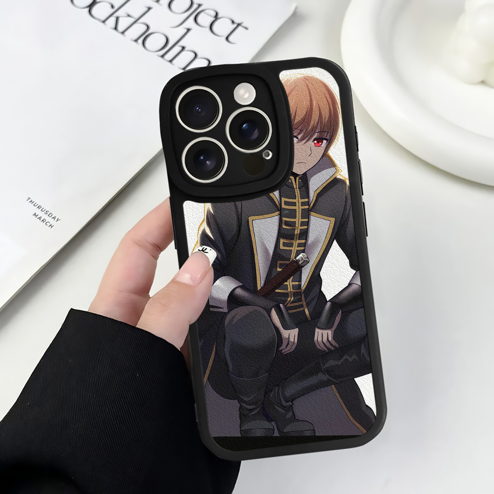 （画像用） ぎんたま 坂田銀時（さかたぎんとき） 神楽 志村新八（しむら しんぱち） GINTAMA Sakata Gintoki Kagura Shimura Shinpachi 【iPhone 16シリーズ対応】シリコンスマホケース（レザー調） 材質：シリコン